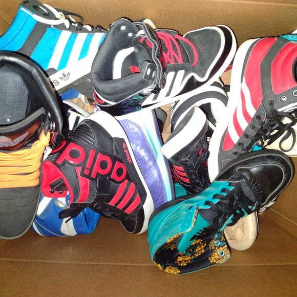 BOX OF ADIDAS HI TOP SNEAKERS - Picture 8 of 8